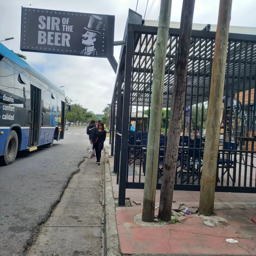 Una cervecería de Tres Cerritos cercó la vereda ante la molestia de los vecinos