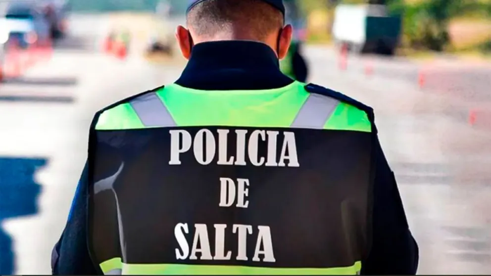 Un sargento fue filmado recibiendo una coima durante una consigna policial     