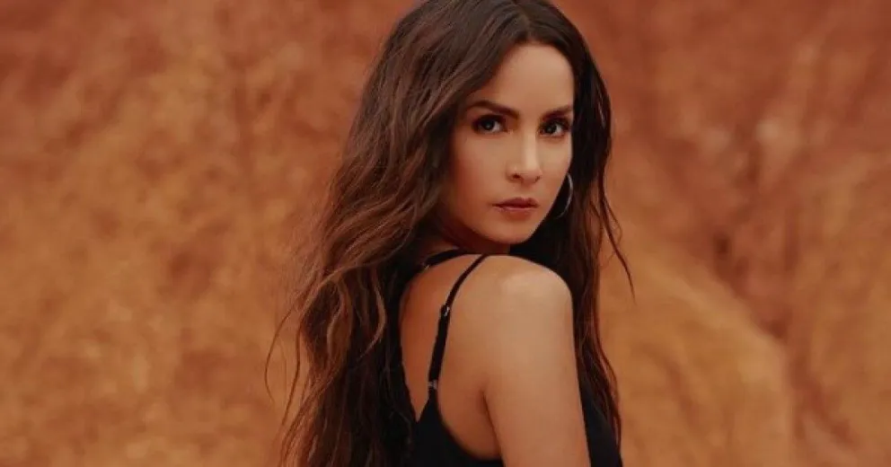 ¡Quiere imitarla!: Carmen Villalobos copio esto de una famosa cantante y causó furor en redes