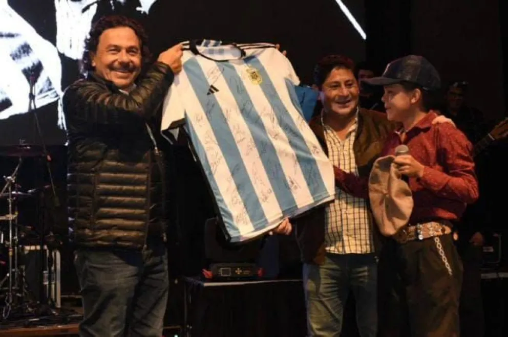Gustavo Sáenz sorprendió a José Andrada con la camiseta de Argentina autografiada por el plantel 