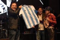 Gustavo Sáenz sorprendió a José Andrada con la camiseta de Argentina autografiada por el plantel 