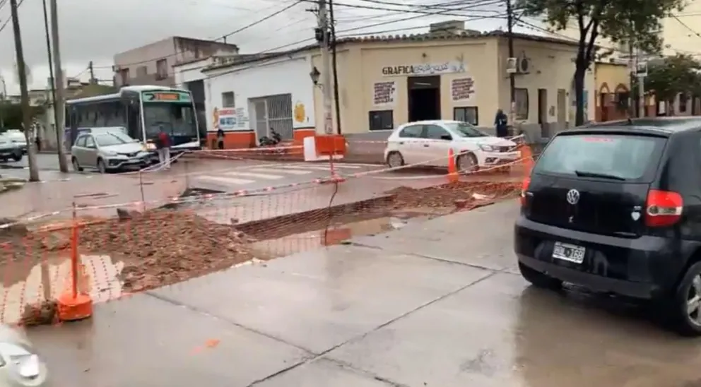  Un auto cayó en la zanja de una obra en el macrocentro salteño