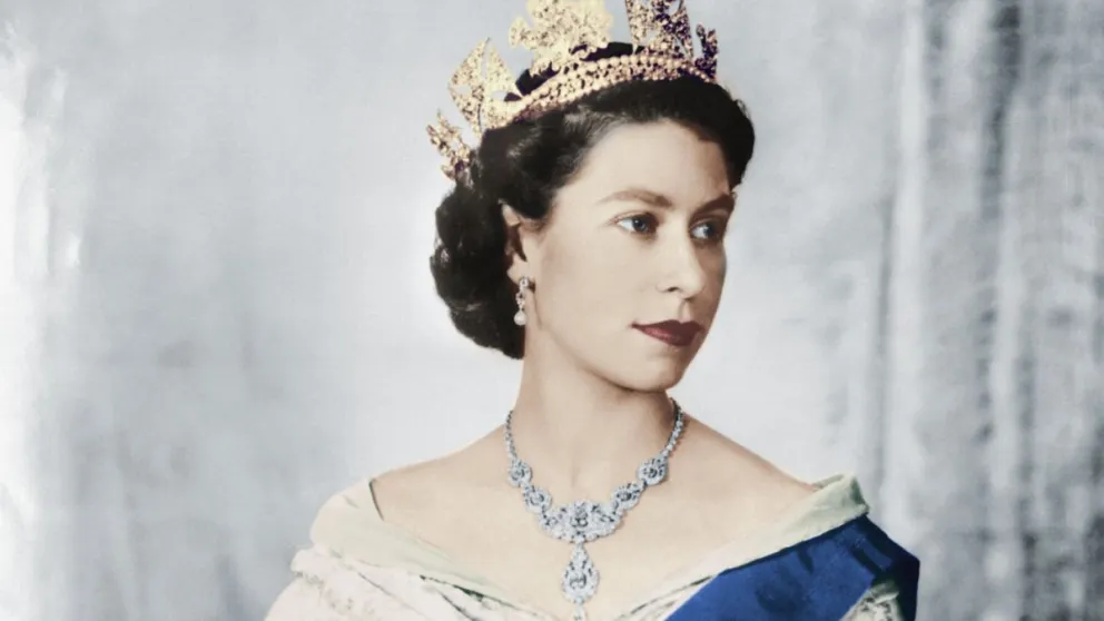 La misteriosa mujer que asistió a la coronación de Isabel II ahora irá a la de Carlos III, 70 años después