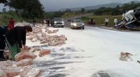 Un camión cargado de harina volcó y fue saqueado por autos OKM en la ruta 34