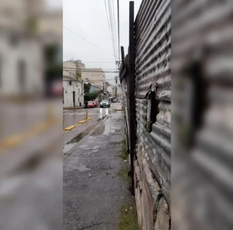 Alerta en el centro salteño: una tapia de un terreno baldío está a punto de caerse