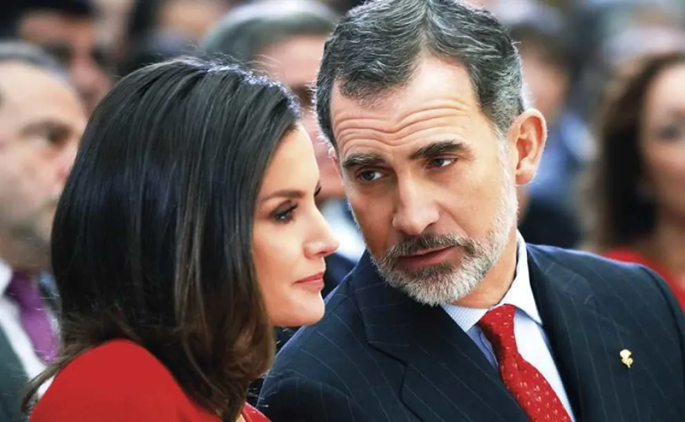Ni a la esquina: el insólito motivo por el que Letizia no deja salir a Felipe VI que lo tiene harto