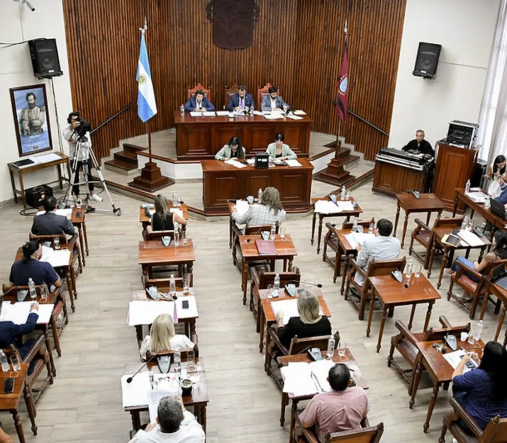 Debate obligatorio de candidatos a intendente: qué pena recibirán los que no asistan     