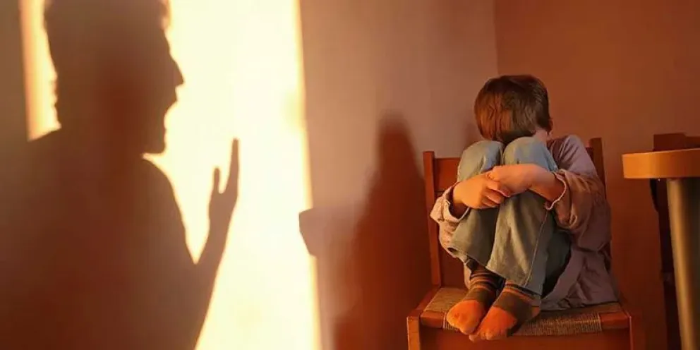 Maestra denunció al padre de un alumno que era ferozmente maltratado