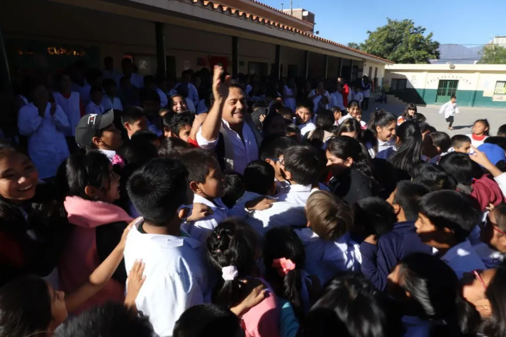 Gustavo Sáenz visitó una escuela salteña y reafirmó su compromiso con la educación