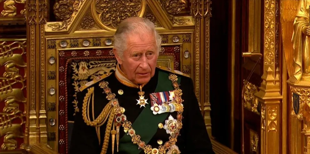 Carlos III devastado: a pocos días de la coronación recibe una terrible amenaza y es duramente criticado
