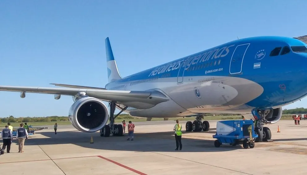 Viajaba a Salta en avión, les robó a dos azafatas y fue descubierto en pleno vuelo    