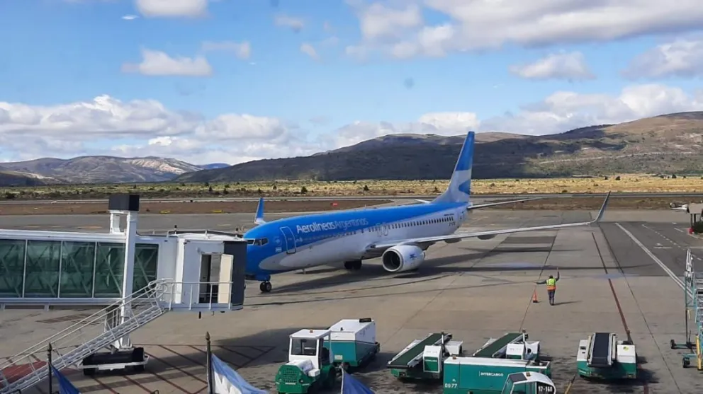 Javier Milei habilitaría la privatización de Aerolíneas Argentinas mediante un decreto