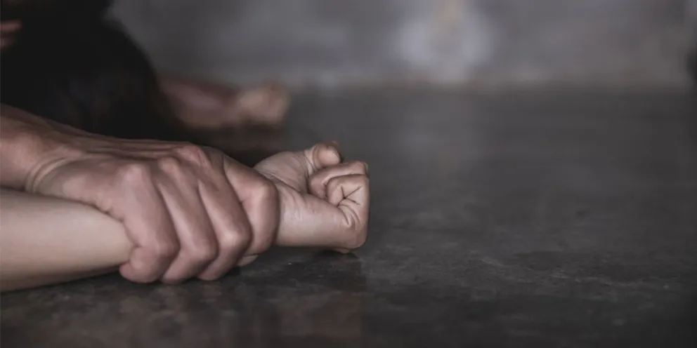 Una mujer asistió a trabajar, su patrón abusó de ella y la amenazó con dañar a sus hijos  
