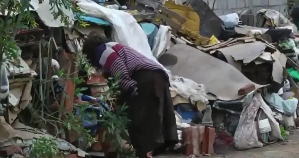 Así vive una mujer indigente en medio de un basural con ratas, alacranes y dengue