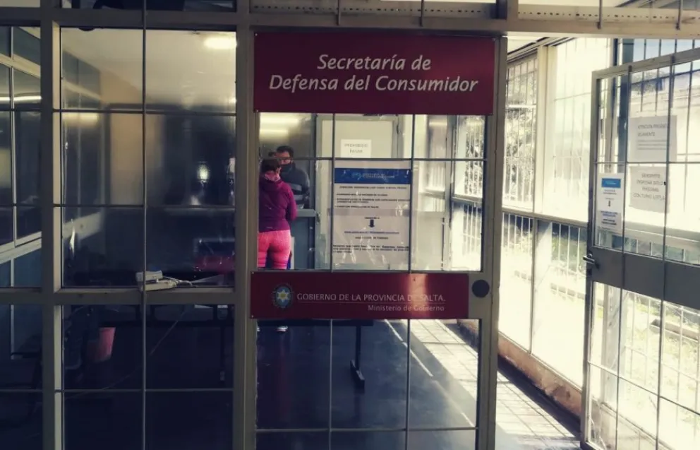 Comercio salteño encintó su mercadería tras la suba del dólar y fue inspeccionado