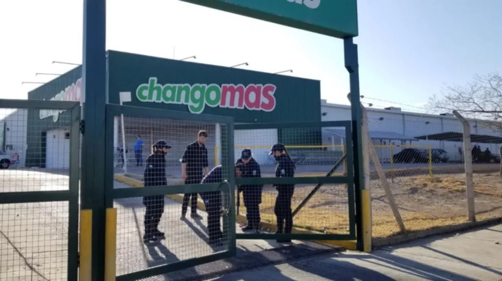 Por temor a saqueos, decenas de policías custodian un reconocido supermercado salteño     