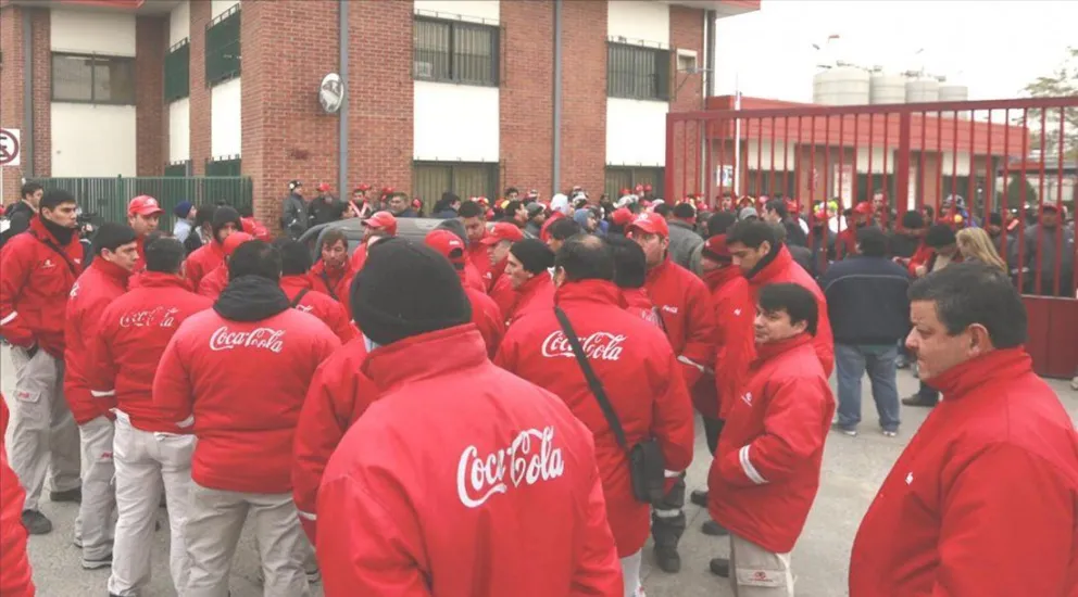 Gran manifestación de más de 400 empleados de Coca Cola por despidos 