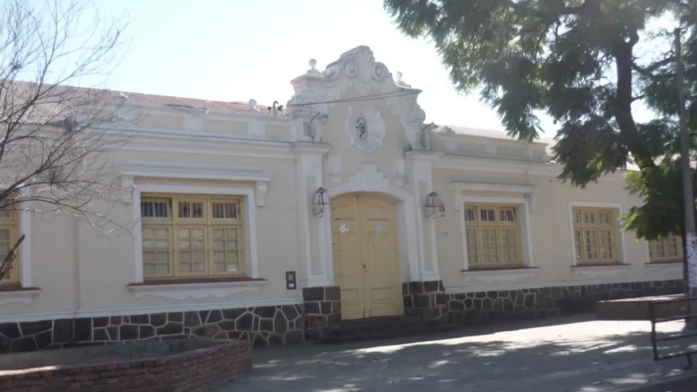 Un hombre entró a robar a la Escuela Roca y fue atrapado cuando intentaba huir  