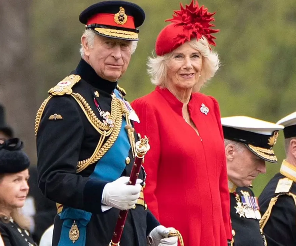 ¡De escarlata!: así lució la reina Camila durante el homenaje del rey Carlos III a la reina Isabel II