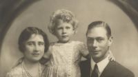La increíble boda real de los padres de la reina Isabel II: se cumplen 100 años de aquel día