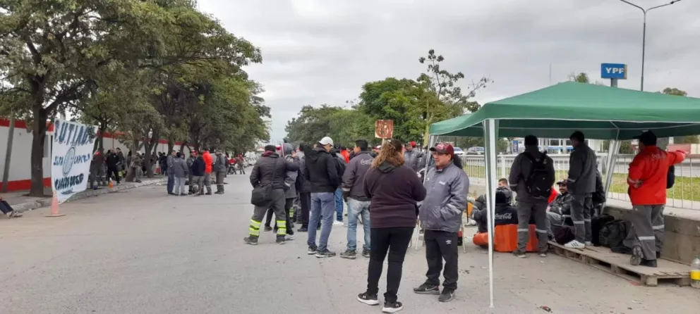 Fuerte represión policial a los trabajadores de la planta de Coca Cola