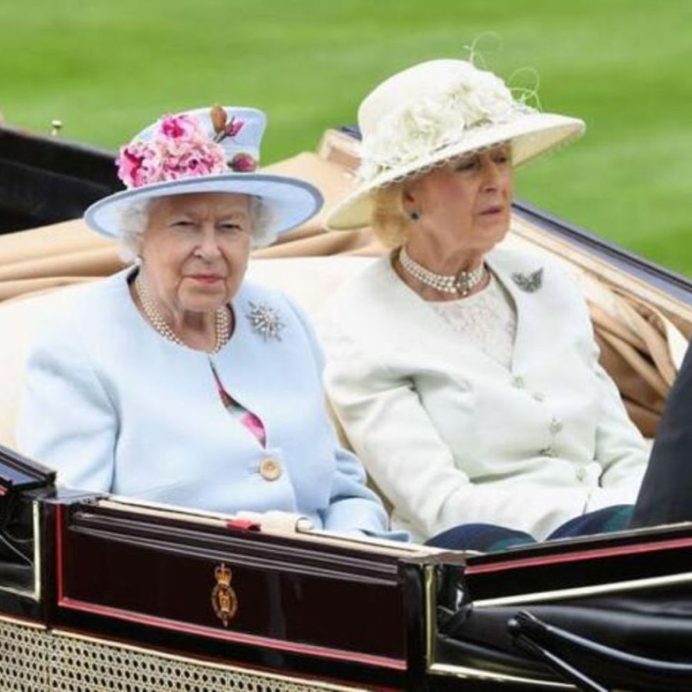 Isabel II junto a la princesa Alexandra.
