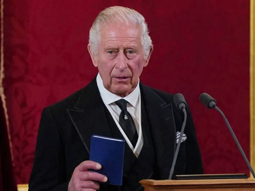 El rey Carlos III desahuciado: recibe una terrible y despiadada acusación a días de su coronación