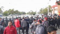 Tras la fuerte represión y con 150 policías, los trabajadores de la Coca Cola resisten esperando respuestas  