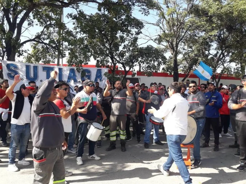 Tras 48 horas de paro y manifestación, Coca Cola frenó los 300 despidos y realizarán una audiencia     