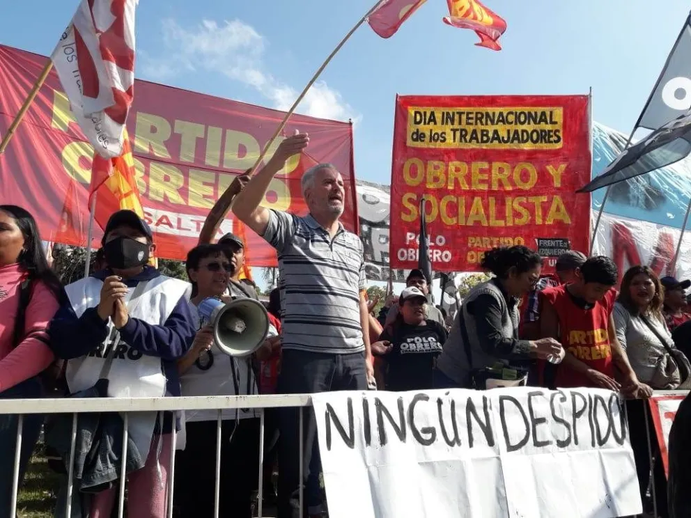Acorralan a la Coca Cola: casi 1500 personas reclaman en las puertas a favor de los trabajadores   