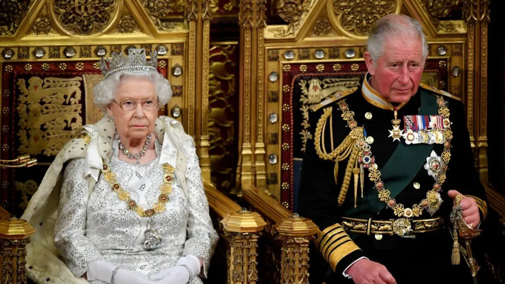 Carlos III traicionó de la peor forma a Isabel II a tan solo meses de su fallecimiento