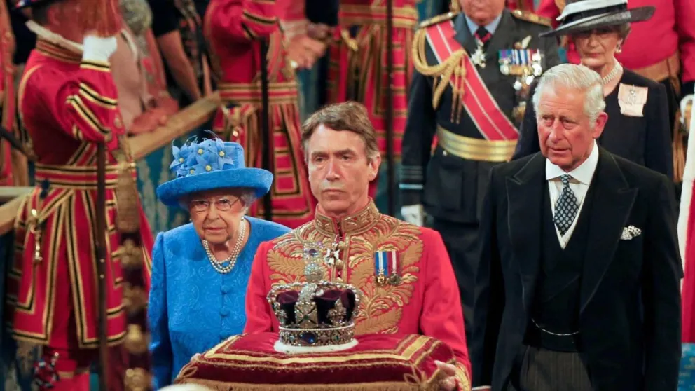 Con mirada al futuro: estas son las increíbles diferencias de la coronación de Carlos III e Isabel II