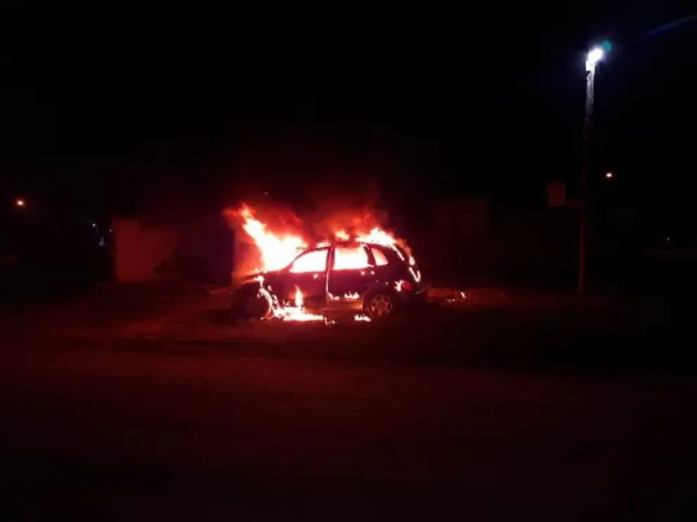 Un auto se incendió y causó temor en plena ruta 26     