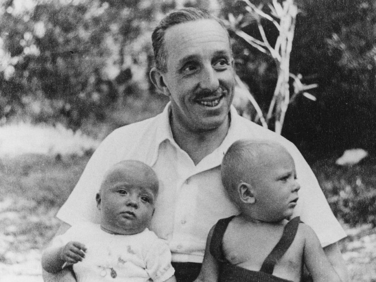 Alfonso XIII con sus nietos Juan Carlos y Marco