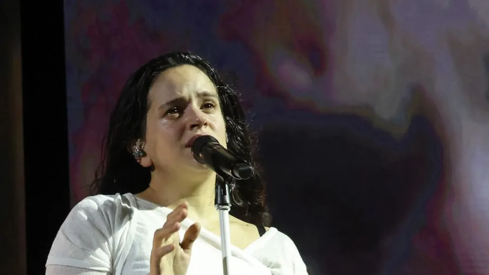 ¿Qué ocurrió? Rosalía rompe en llanto en pleno show: sus fans conmovidos