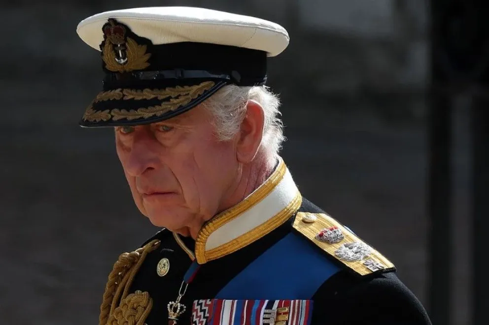Apabullado y en crisis, el rey Carlos III clama por ayuda y contención a estas enigmáticas personas