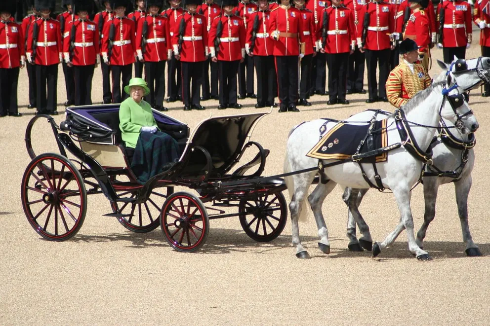 La curiosa historia detrás de los únicos caballos que pueden tirar del carruaje de Carlos III