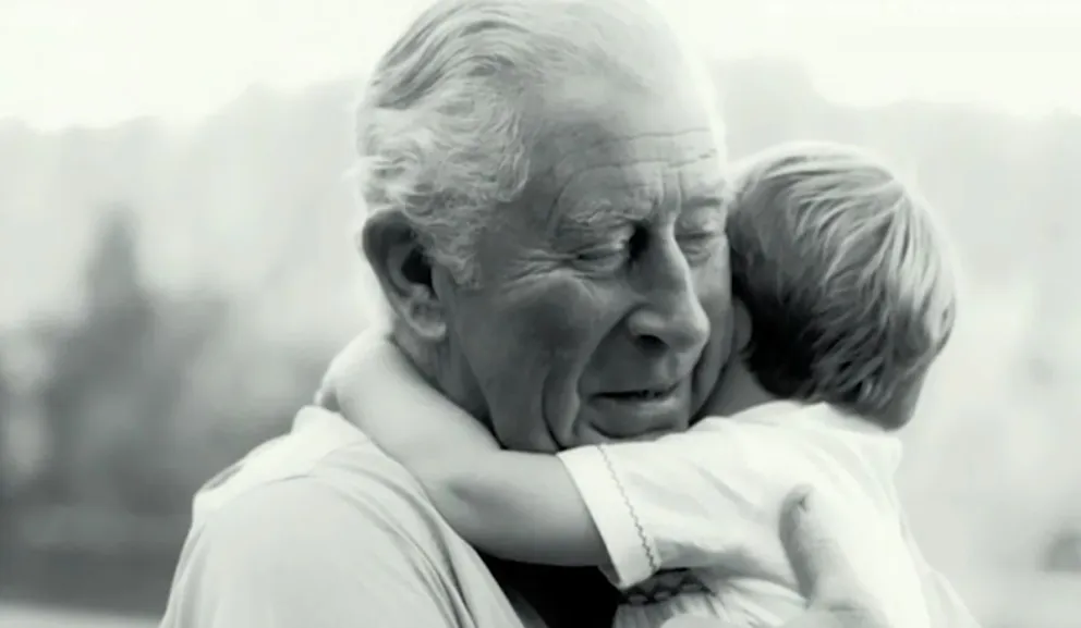 Abuelo adorable: salieron a la luz nuevas fotos del rey Carlos III con el príncipe George y la princesa Charlotte
