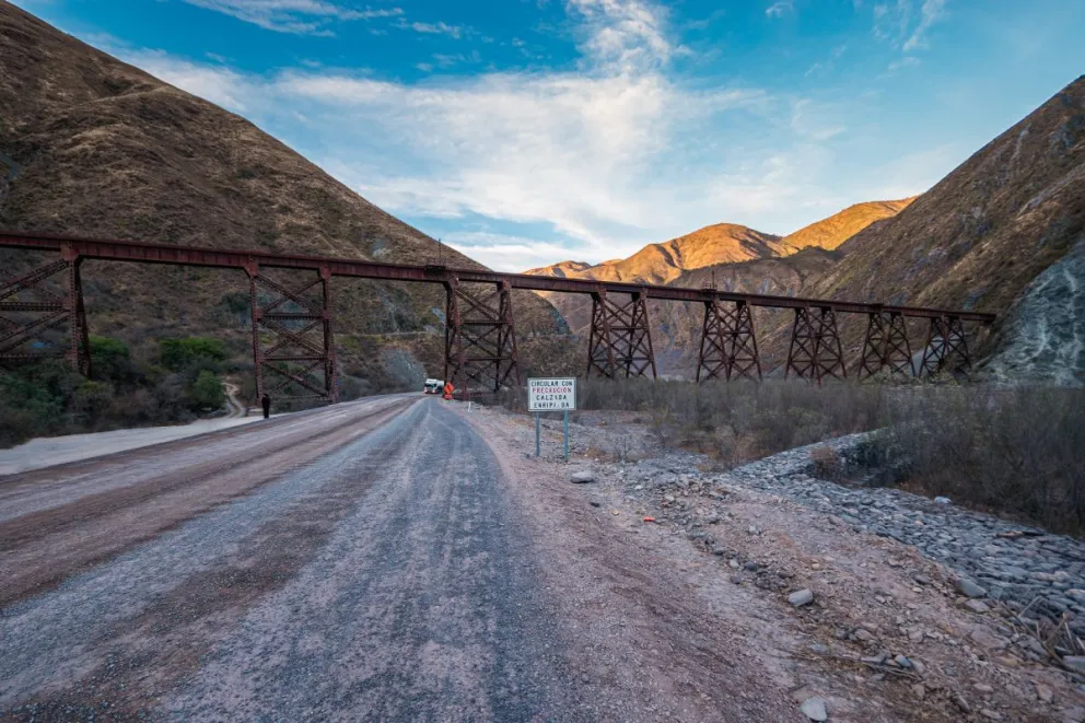 Un baquiano cayó a un precipicio en El Alisal y siete horas después fue rescatado