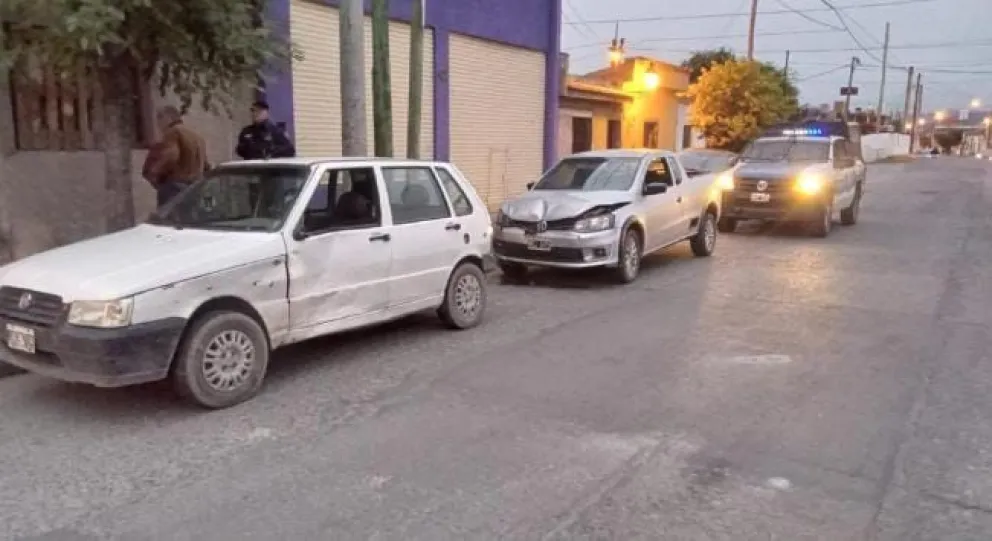 Terrible choque entre un auto y una camioneta en Avenida Independencia