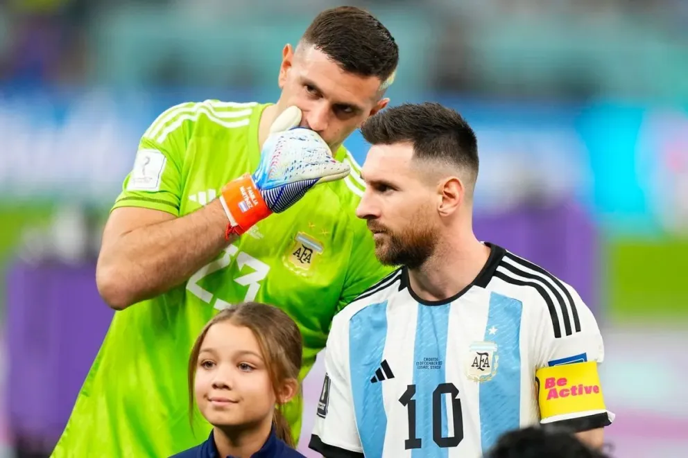 Dibu Martínez y Lionel Messi enfrentados por culpa de un compañero de la selección argentina 