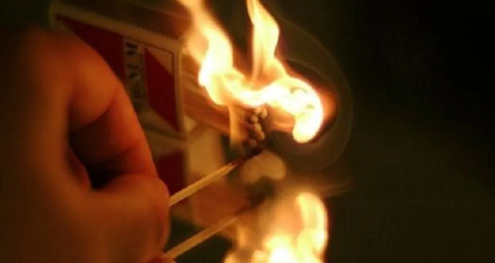 Está acusada de prender fuego a su pareja, lo negó todo: la justicia no le cree