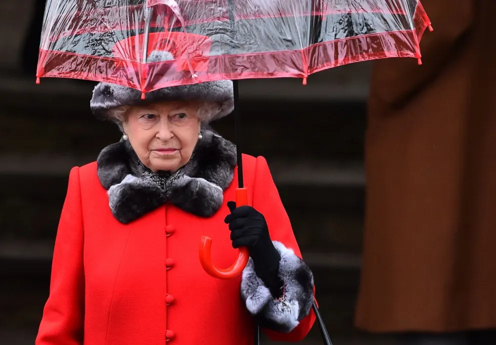 El gran secreto detrás de todas las sombrillas transparentes y coloridas de la reina Isabel II