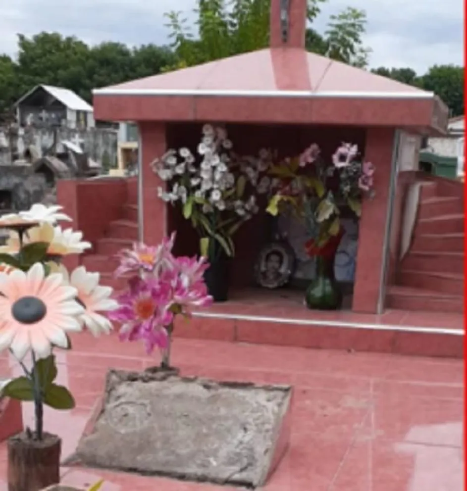 Roban las placas de las tumbas en el cementerio de Colonia Santa Rosa