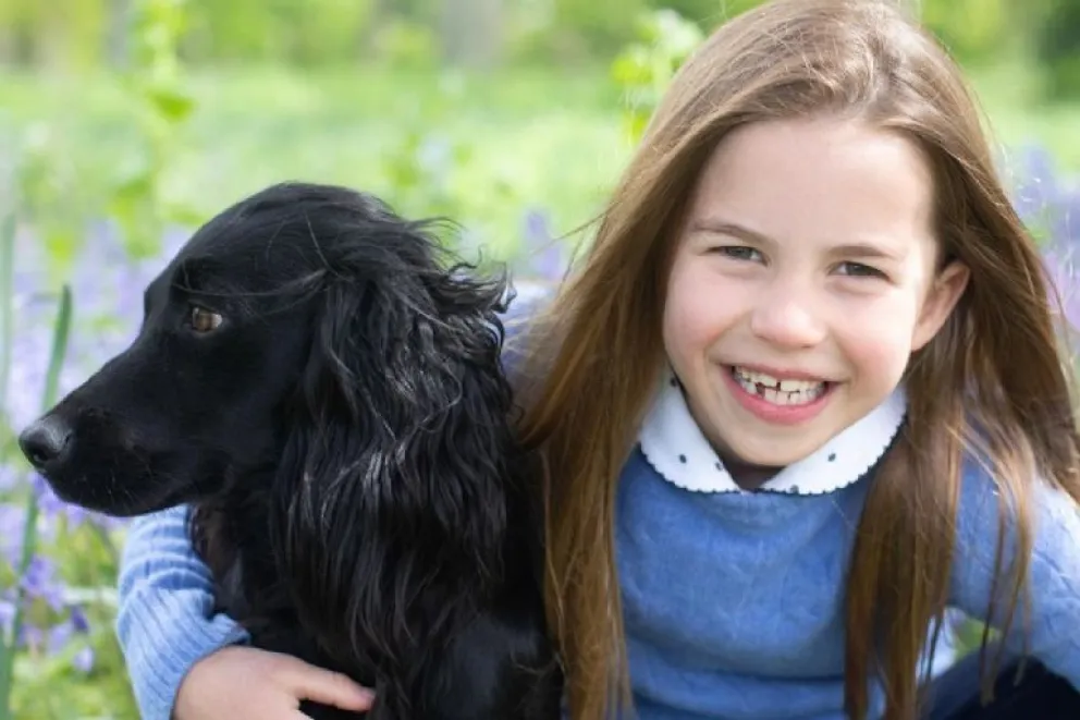 La princesa Charlotte se niega a respetar a Camila Parker y el momento se vuelve viral: Video
