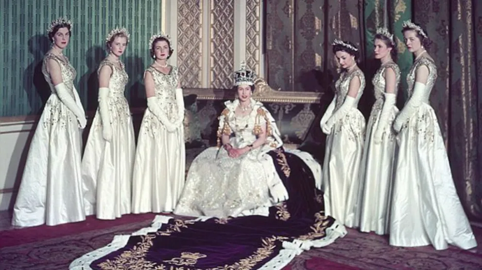 Lo que pasó con las damas de honor que acompañaron a la reina Isabel II durante su coronación en 1953