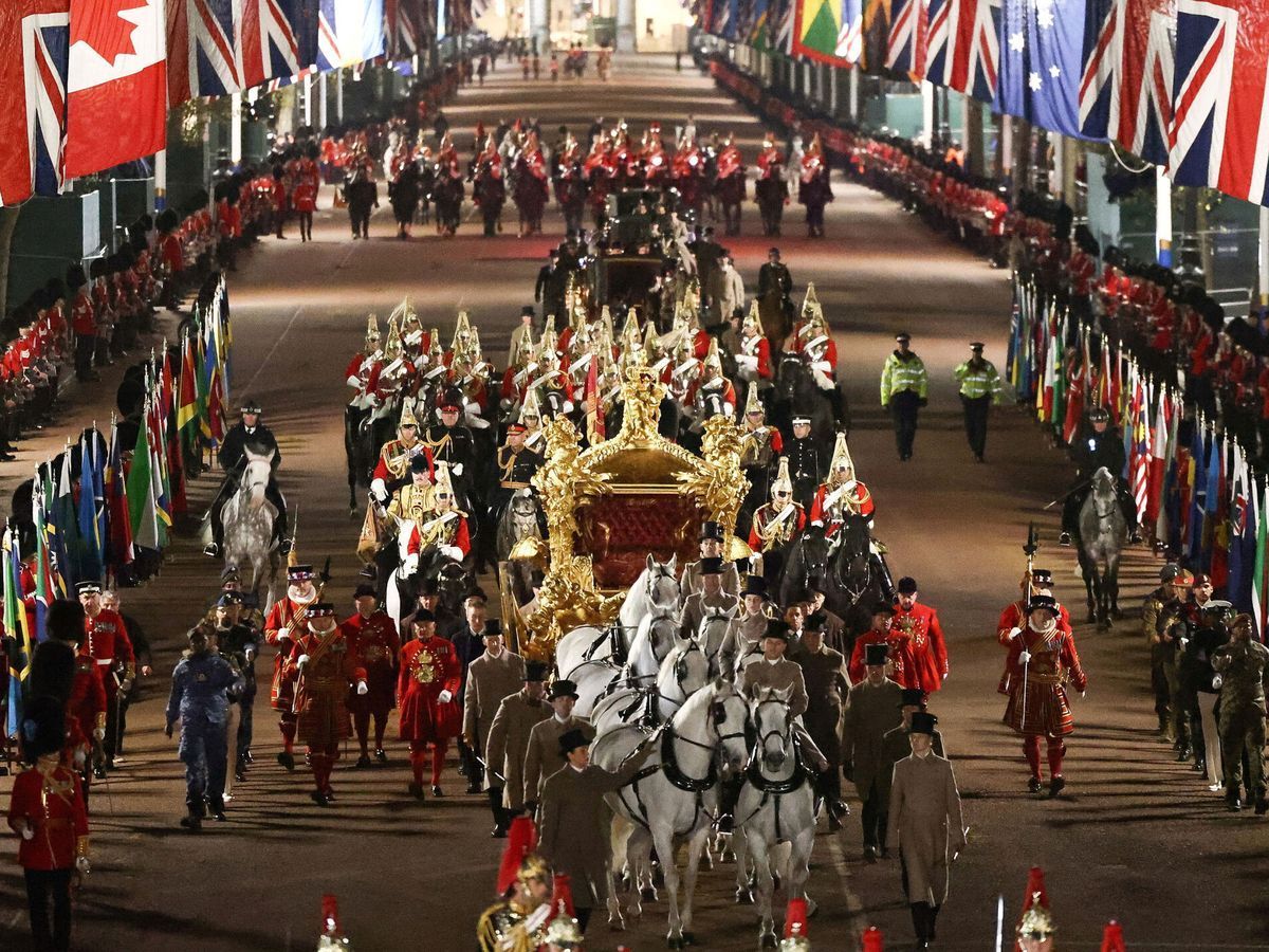 Los turistas quieren vivir la coronaci&oacute;n.