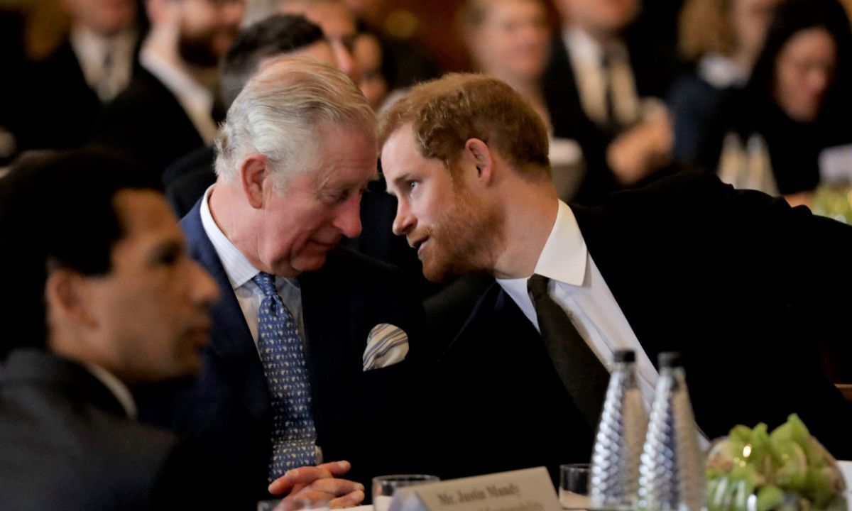 Carlos III junto a su hijo Harry.