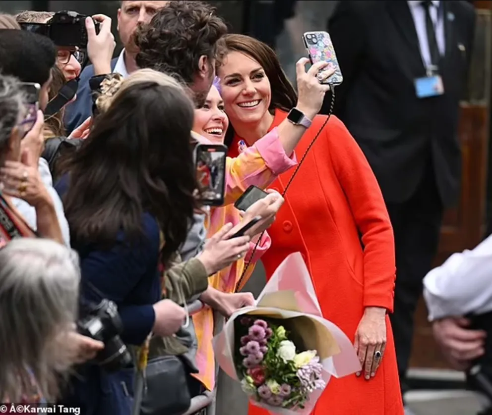 Los reyes de las selfies: así fue el encuentro de Kate Middleton y el príncipe Guillermo en las afueras de Soho previo a la coronación