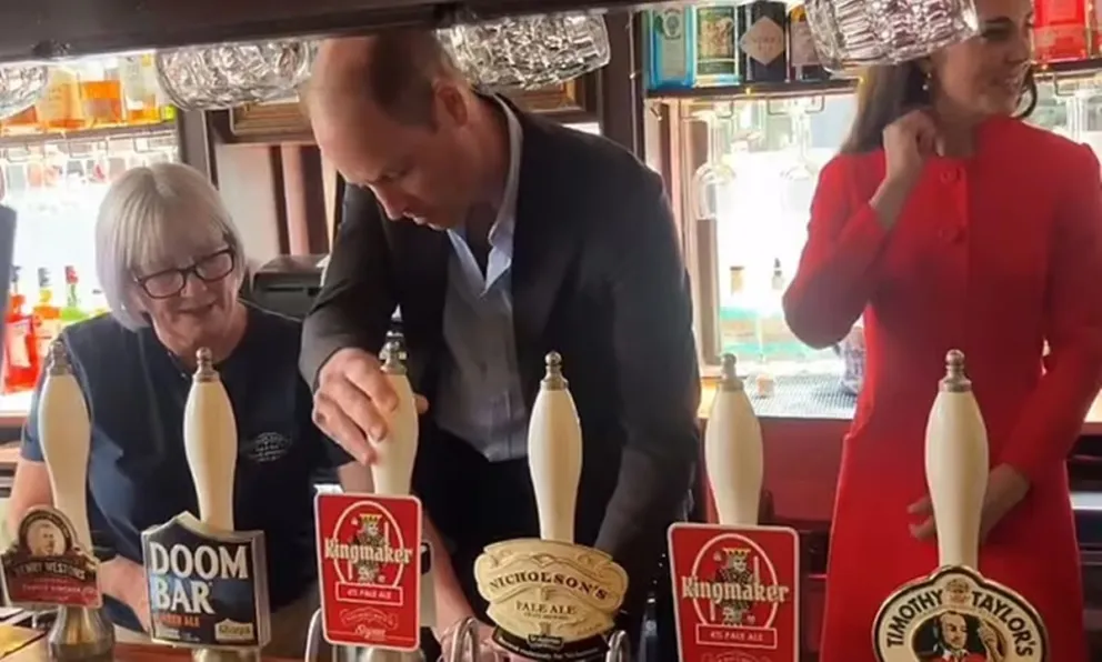 Disfrutando con el staff de Soho: así la pasaron la princesa Kate Middleton y el príncipe Guillermo en su recorrido por Londres (video)